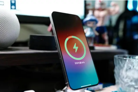 乌什苹果15换屏服务分享用什么充电器给iPhone15充电更好 